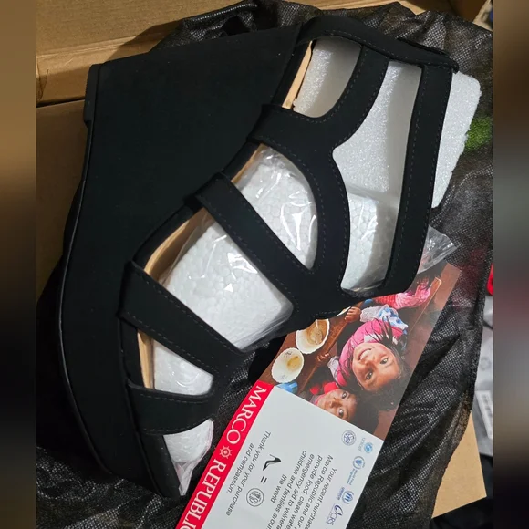 🆕️Gorgeous Black Wedge Heels - Picture 3 of 4